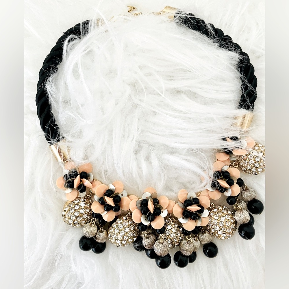 Beautiful and cute necklace, great for party andy dresses!